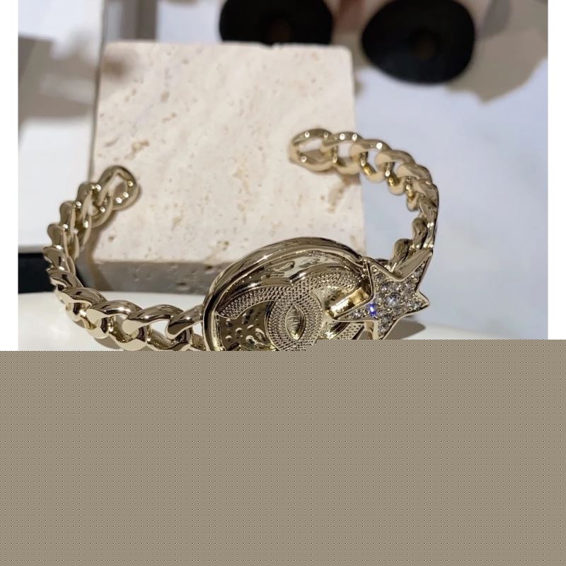G*u*i bracelets